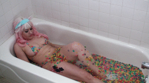 www.zonahbellum.net - 0014 Fruit Loop Suit in a Fruit Loops Bath thumbnail
